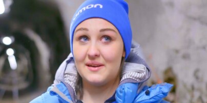 Her bryter Anna Rasmussen sammen i tårer